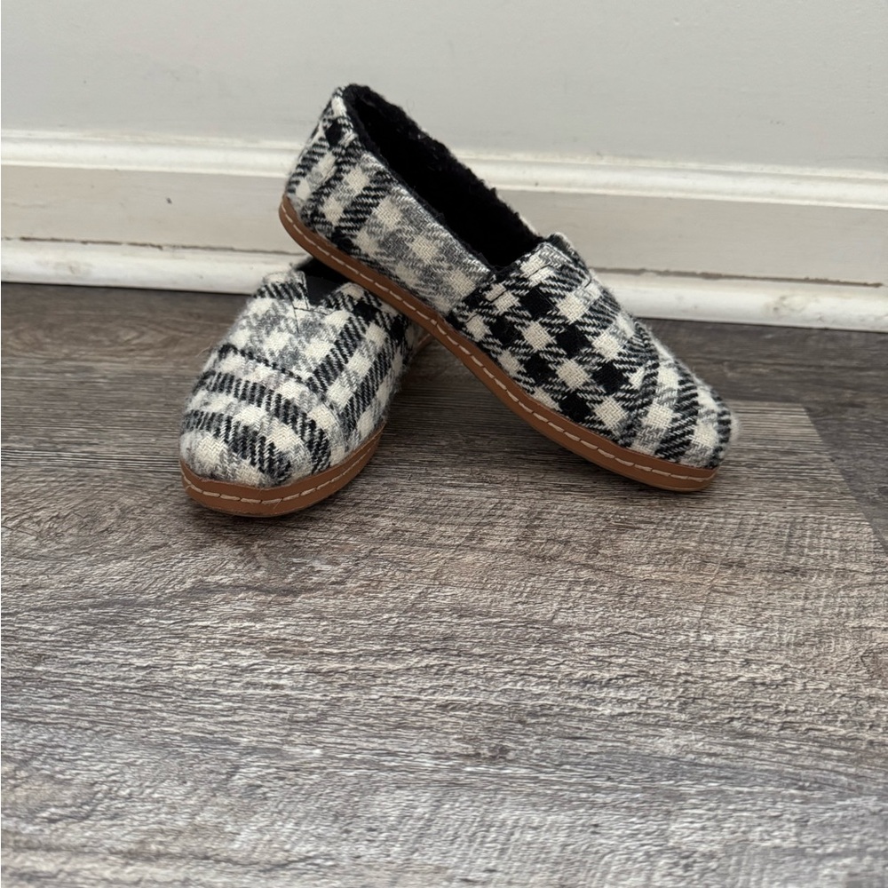 TOMS women’s like new slippers. Black and white fleeced lined W7